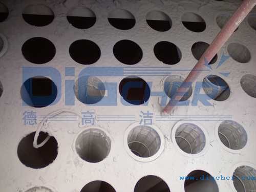 花板上已經結成灰餅